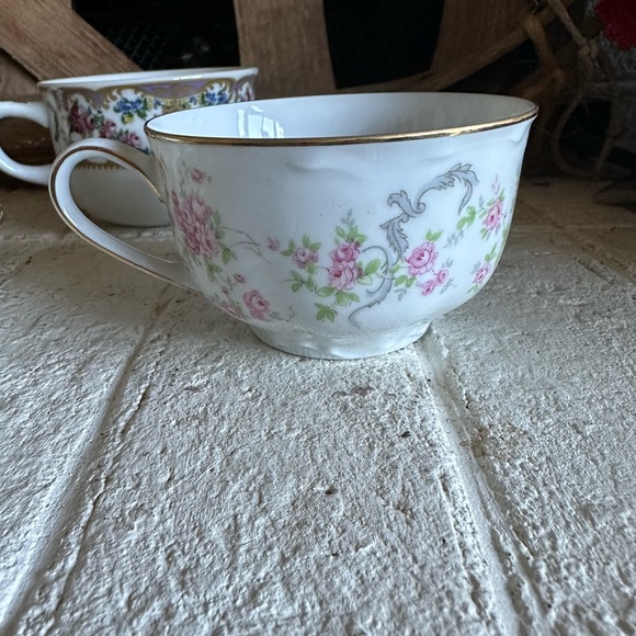 Teacup lot, three tree cups with one saucer - Picture 7 of 8